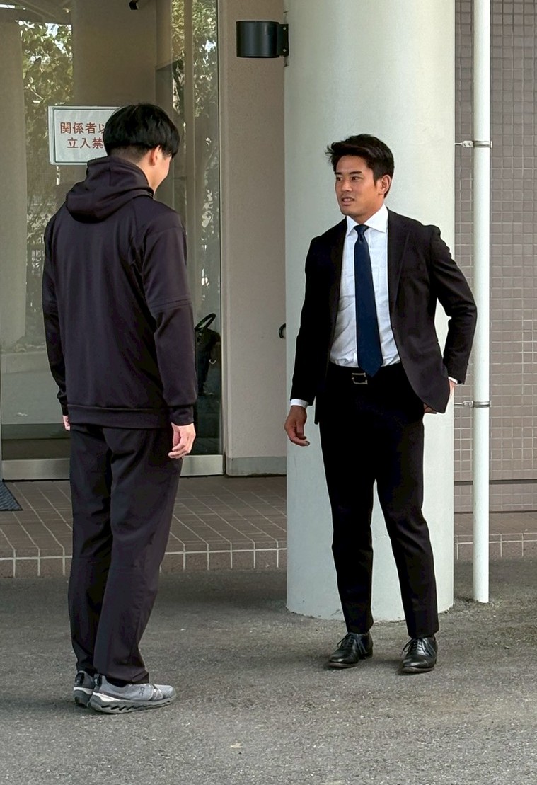 スタッフにあいさつする日本ハム宮内（右）