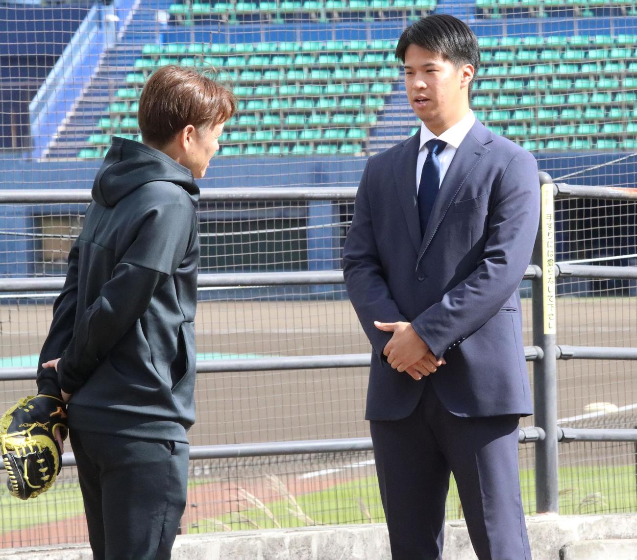 武田コーチにあいさつする日本ハム松岡（右）