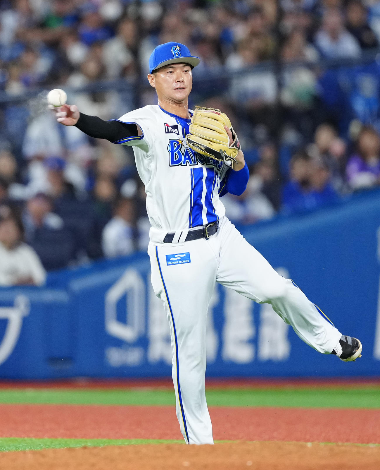 2025年10月1日、ヤクルト戦で送球するDeNAの柴田竜拓