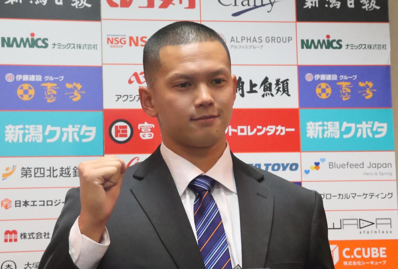 ガッツポーズをする阪神ドラフト5位のオイシックス能登（撮影・塚本光）
