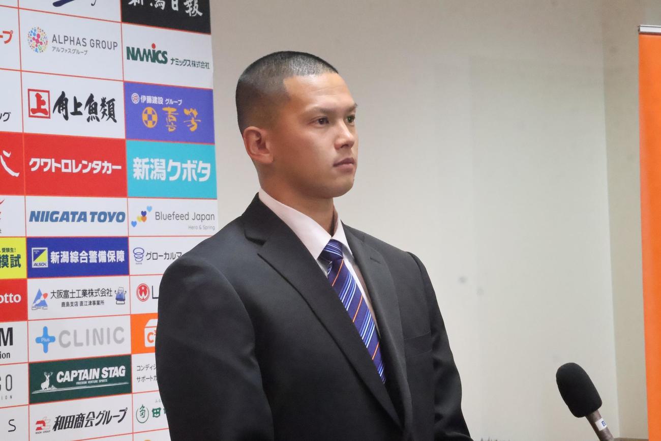 指名あいさつ後に取材を受ける阪神ドラフト5位のオイシックス能登（撮影・塚本光）