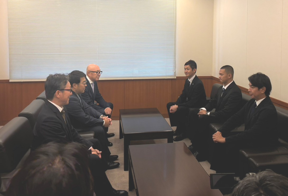 指名あいさつに臨む、左手前から阪神吉野スカウト、東編成ディレクター、畑山統括スカウト、右手前からオイシックス武田監督、ドラフト5位の能登、池田代表取締役社長（撮影・塚本光）
