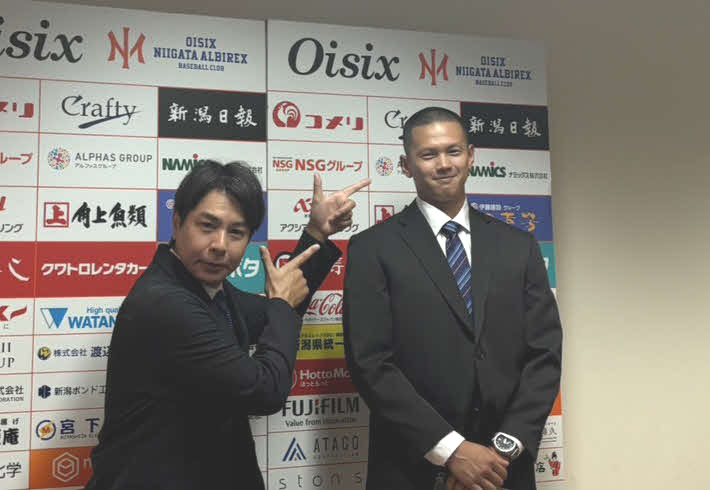 阪神ドラフト5位のオイシックス能登（右）とポーズを決める武田監督（撮影・塚本光）