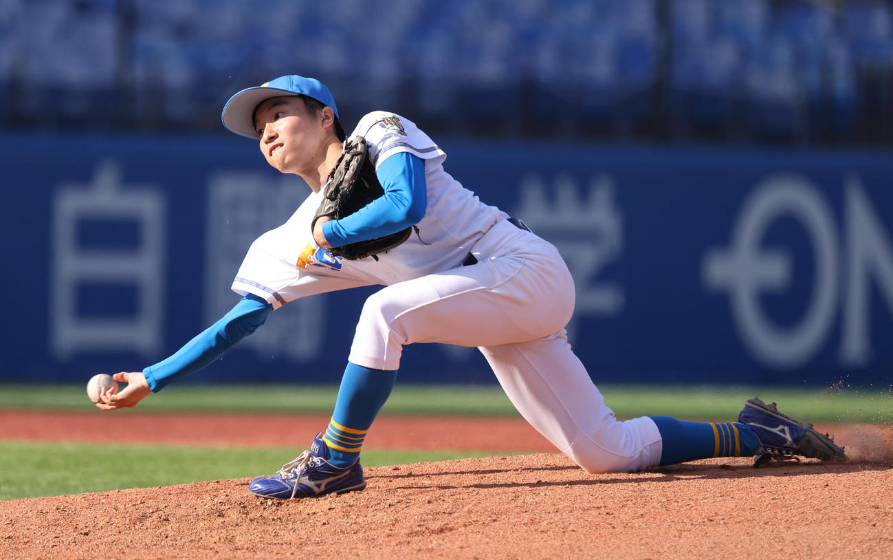 法大対東大　4回から登板した東大・渡辺（撮影・柴田隆二）