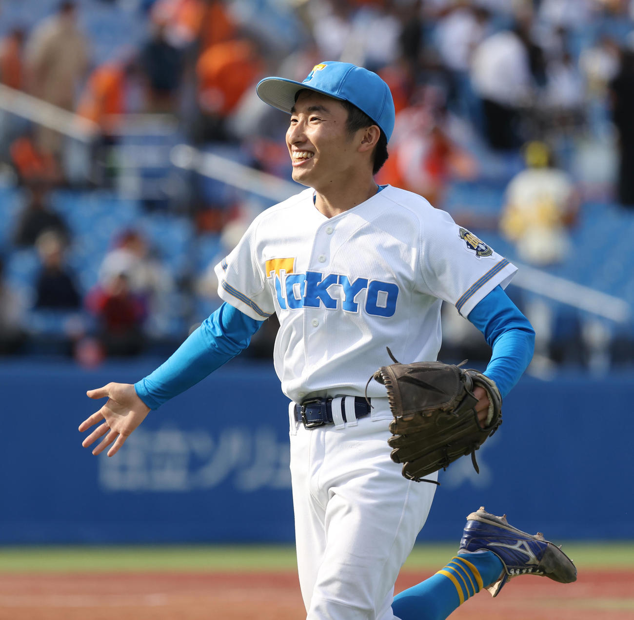 法大対東大　4回表法大2死一、三塁、松下を見逃し三振に仕留め喜ぶ東大・渡辺（撮影・柴田隆二）