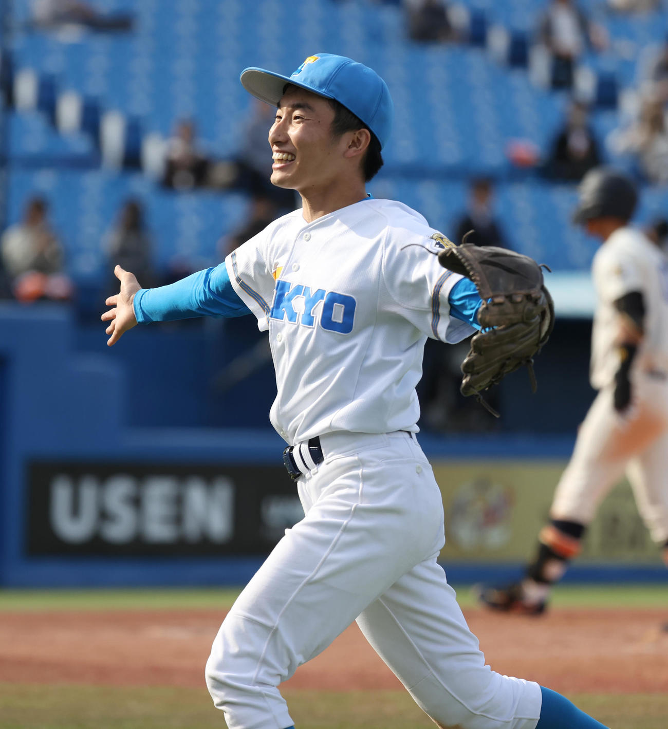 法大対東大　4回表法大2死一、三塁、松下を見逃し三振に仕留め喜ぶ東大・渡辺（撮影・柴田隆二）
