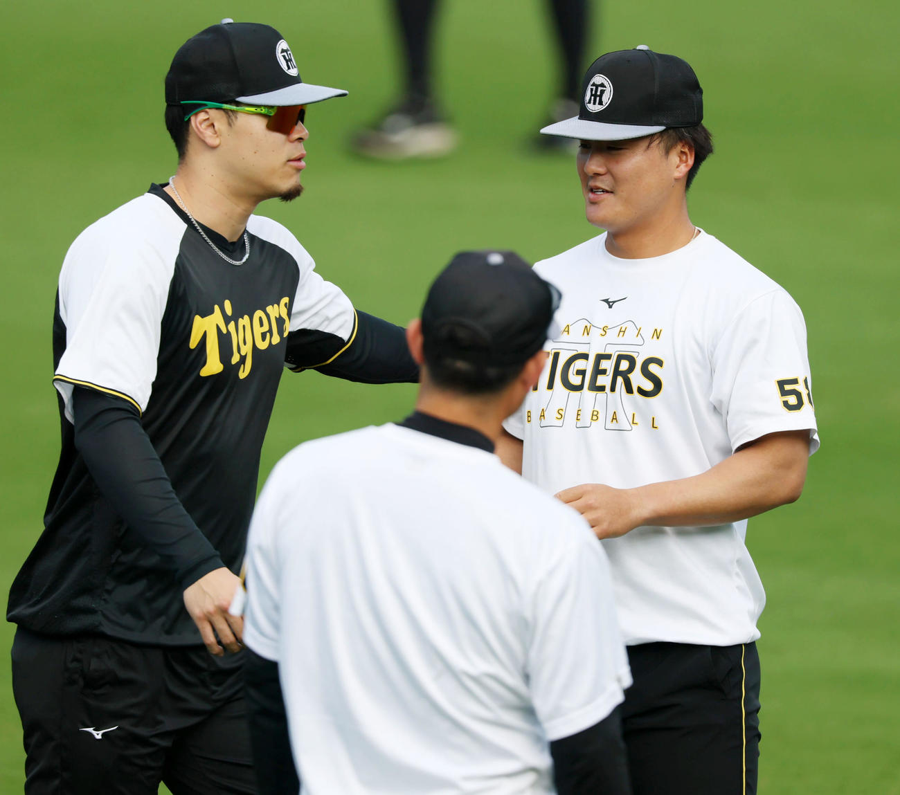 阪神対ソフトバンク　練習に合流した阪神前川。左は佐藤輝（撮影・加藤哉）
