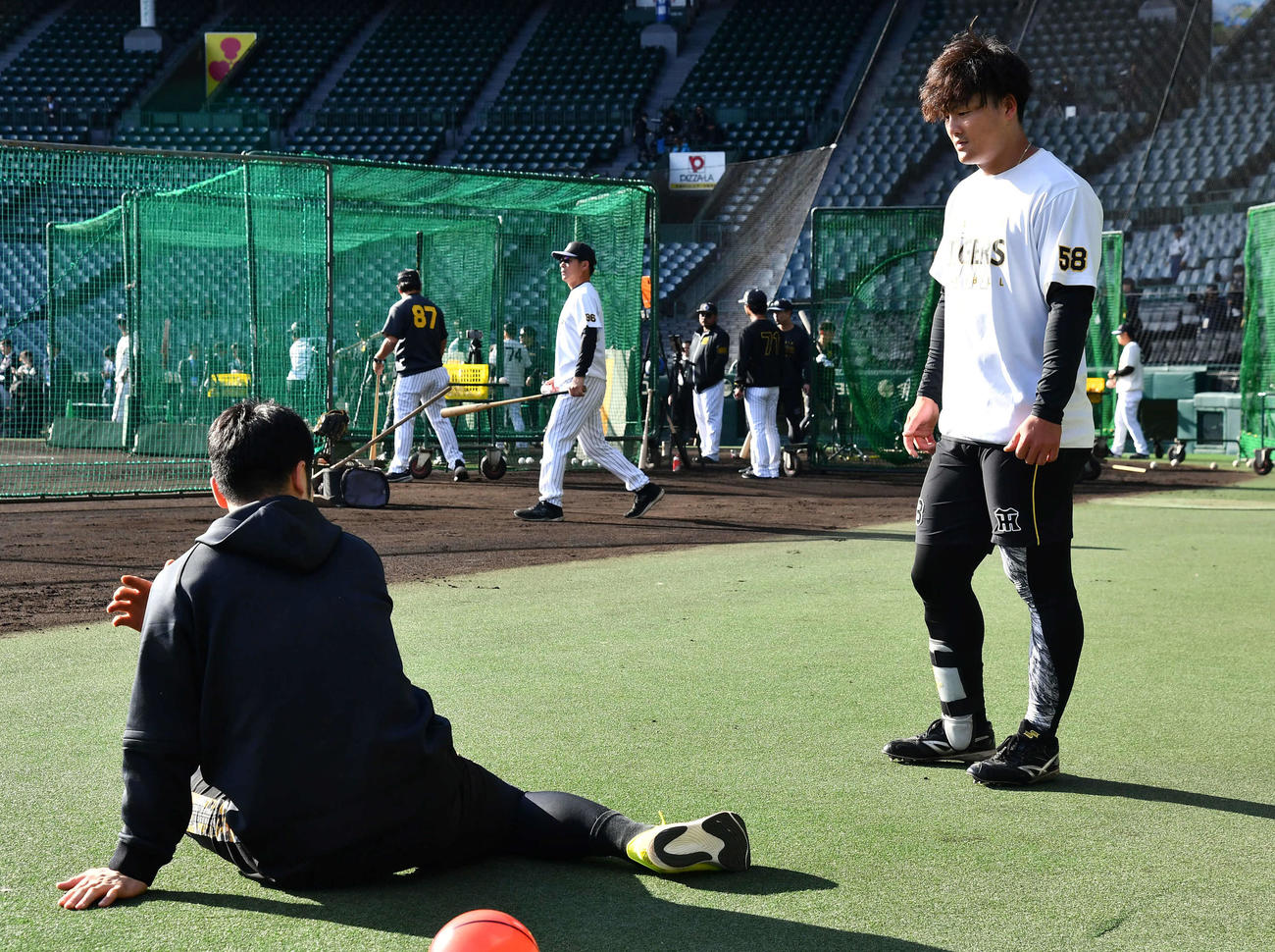阪神対ソフトバンク　試合前、ソフトバンク近藤（左）からアドバイスを受ける阪神前川（撮影・岩下翔太）