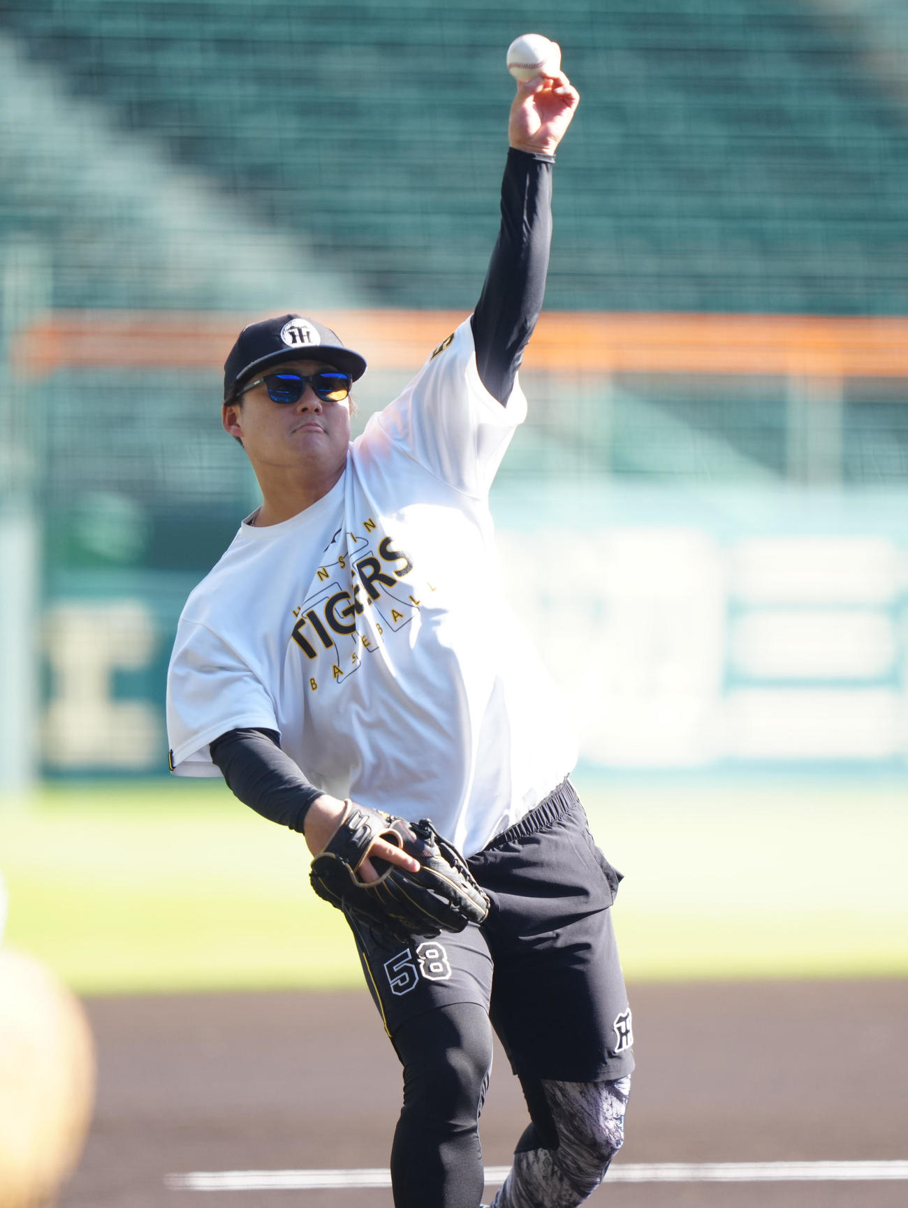 阪神対ソフトバンク　試合前練習でキャッチボールする阪神前川（撮影・鈴木みどり）