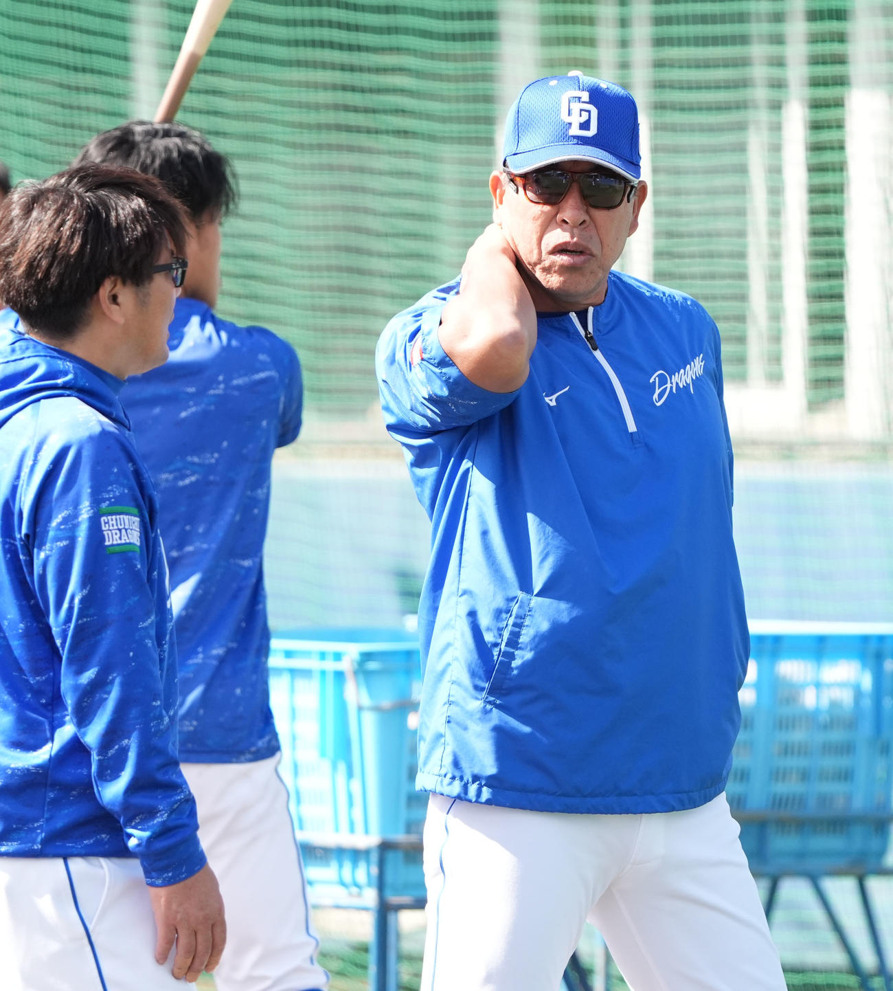 井上監督（右）はスタッフと言葉を交わす（撮影・森本幸一）