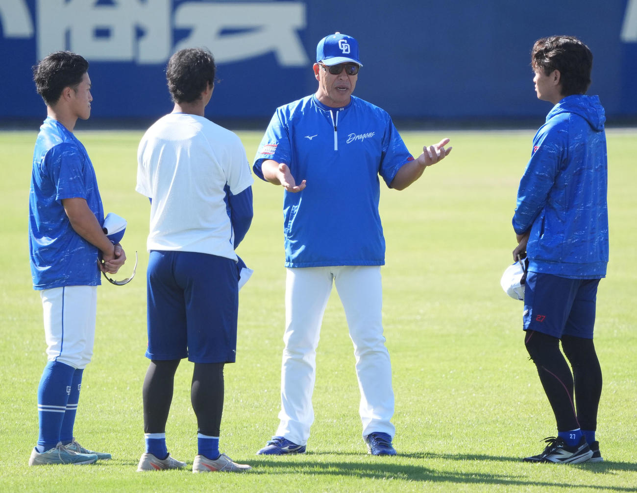 井上監督（左から3人目）は昨日、支配下選手登録から外れた山浅、土生、津田らに話をする（撮影・森本幸一）