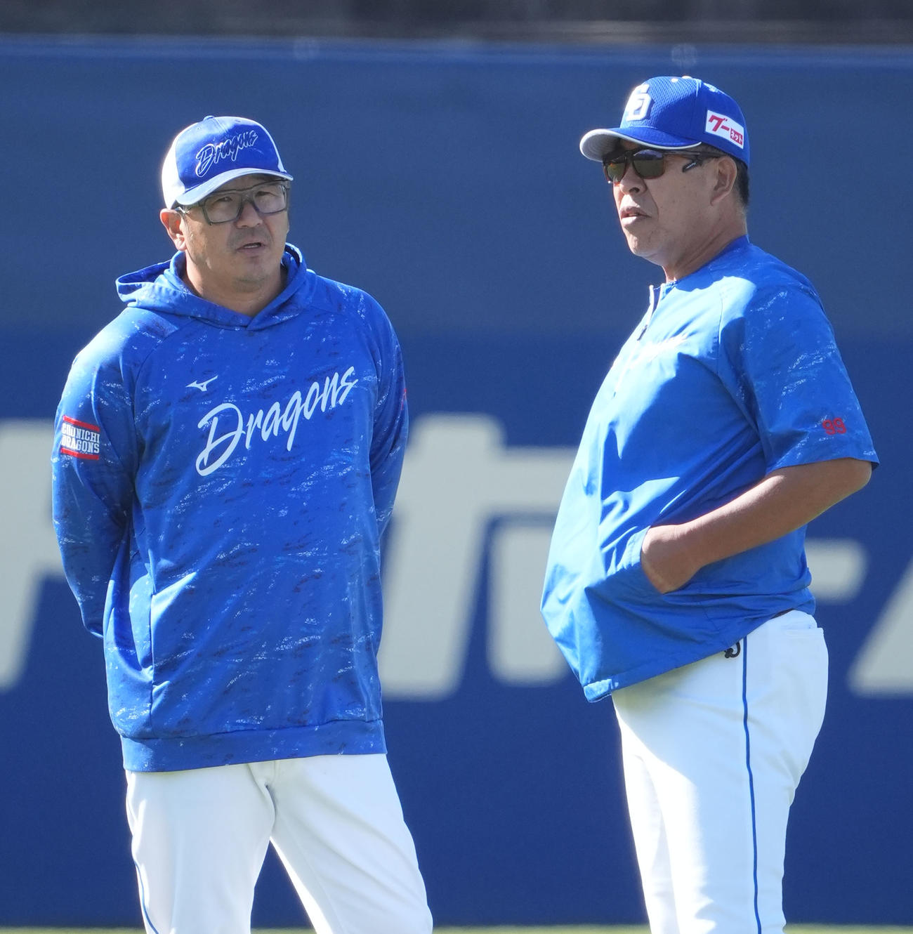 井上監督（右）は小山2軍投手統括コーチと言葉を交わす（撮影・森本幸一）