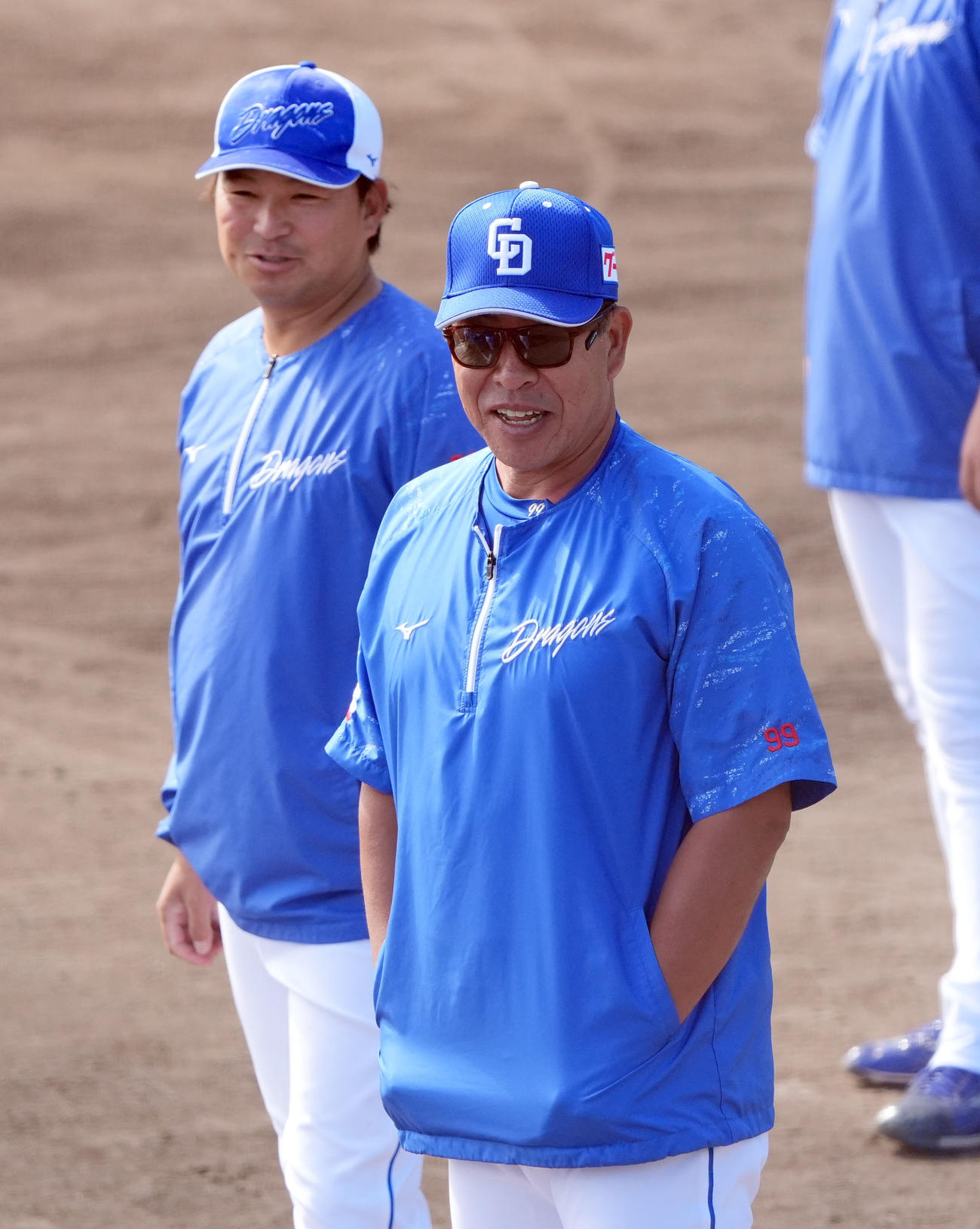 井上監督（右）は練習を見つめる（撮影・森本幸一）