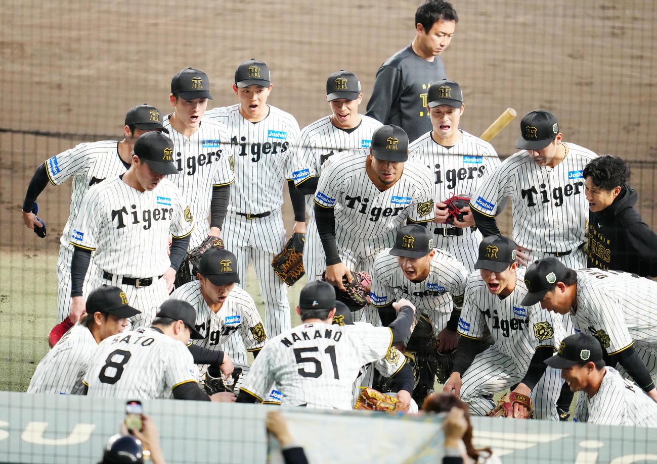 阪神対ソフトバンク　試合前、円陣を組む阪神の選手たち（撮影・江口和貴）