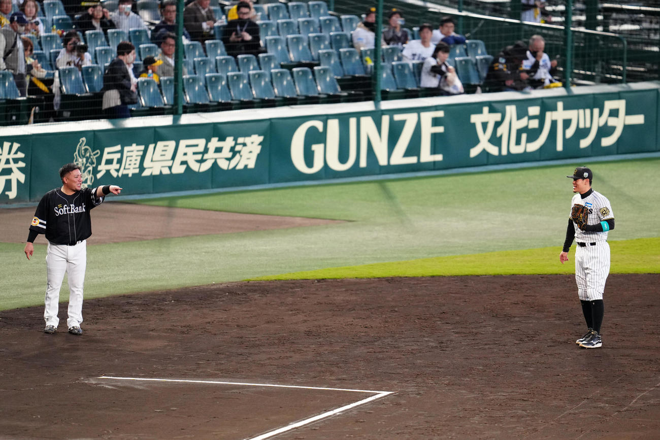 阪神対ソフトバンク　試合前、言葉を交わす阪神佐藤輝（右）とソフトバンク山川（撮影・江口和貴）