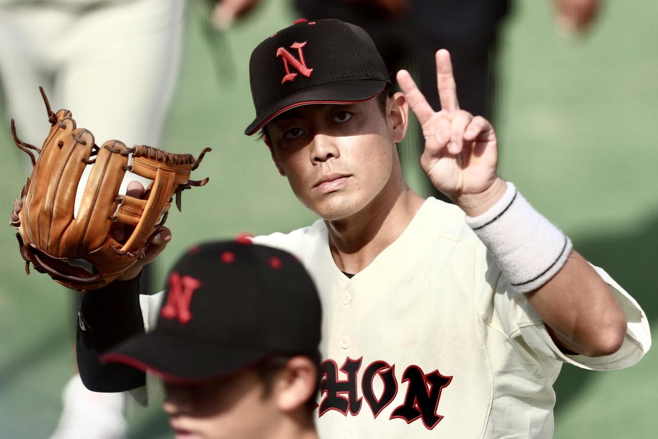 専大対日大　専大に勝利し、観客席にVサインする日大・谷端（撮影・河田真司）