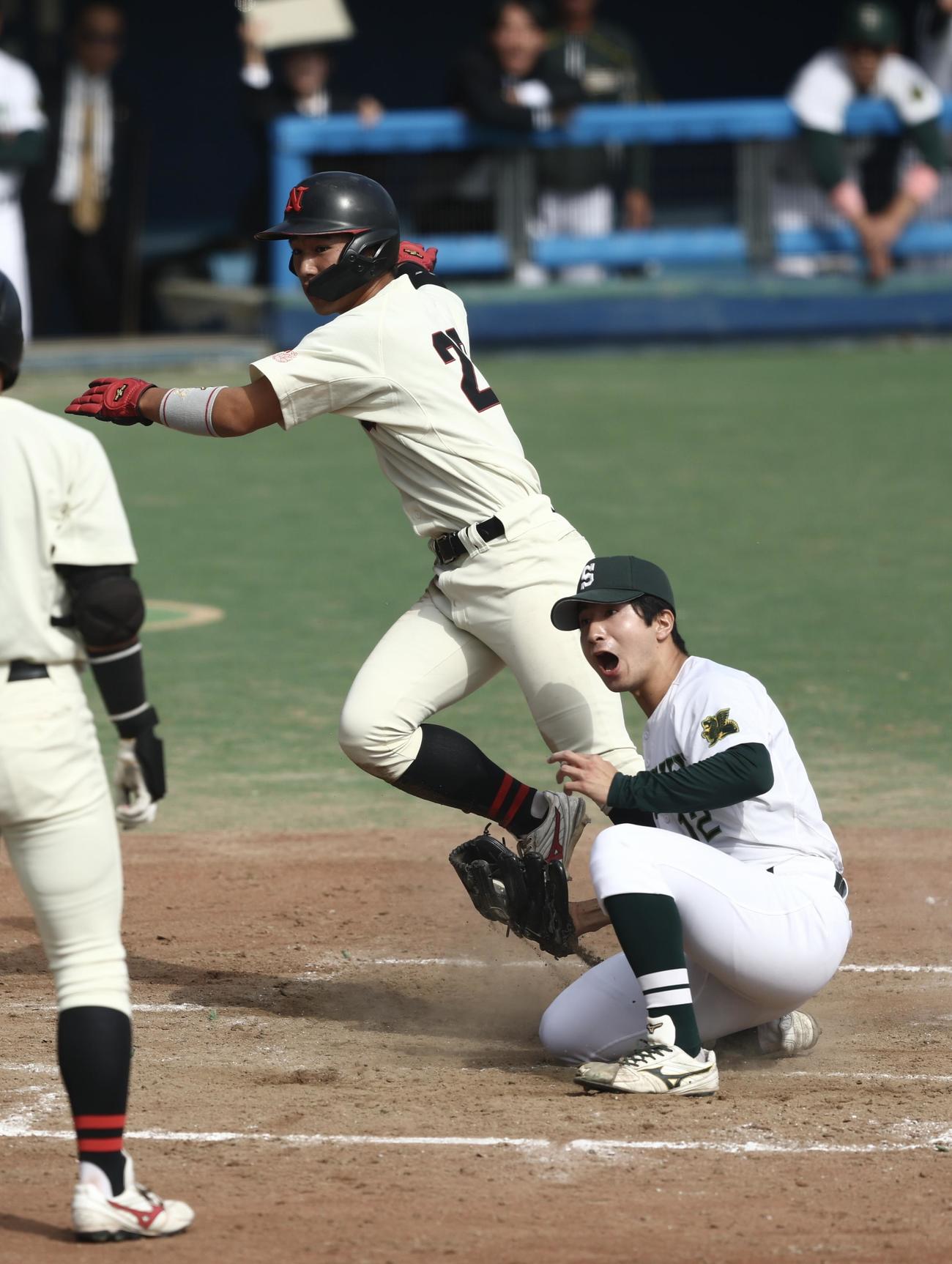 専大対日大　4回裏日大2死一、三塁、専大・中野のパスボールで生還する米田（撮影・河田真司）