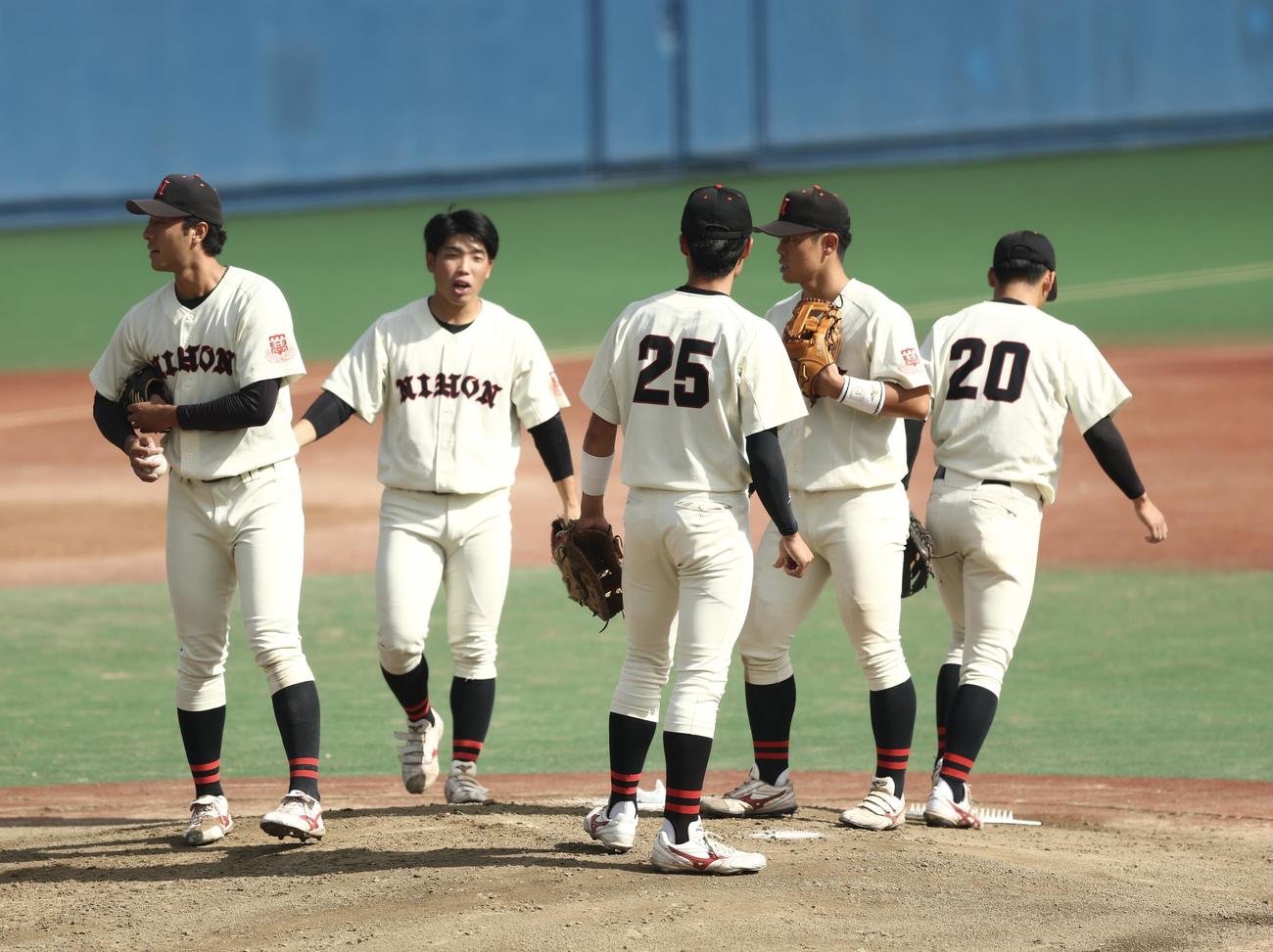 専大対日大　4回表、マウンドに集まる谷端（右から2人目）ら日大ナイン（撮影・河田真司）