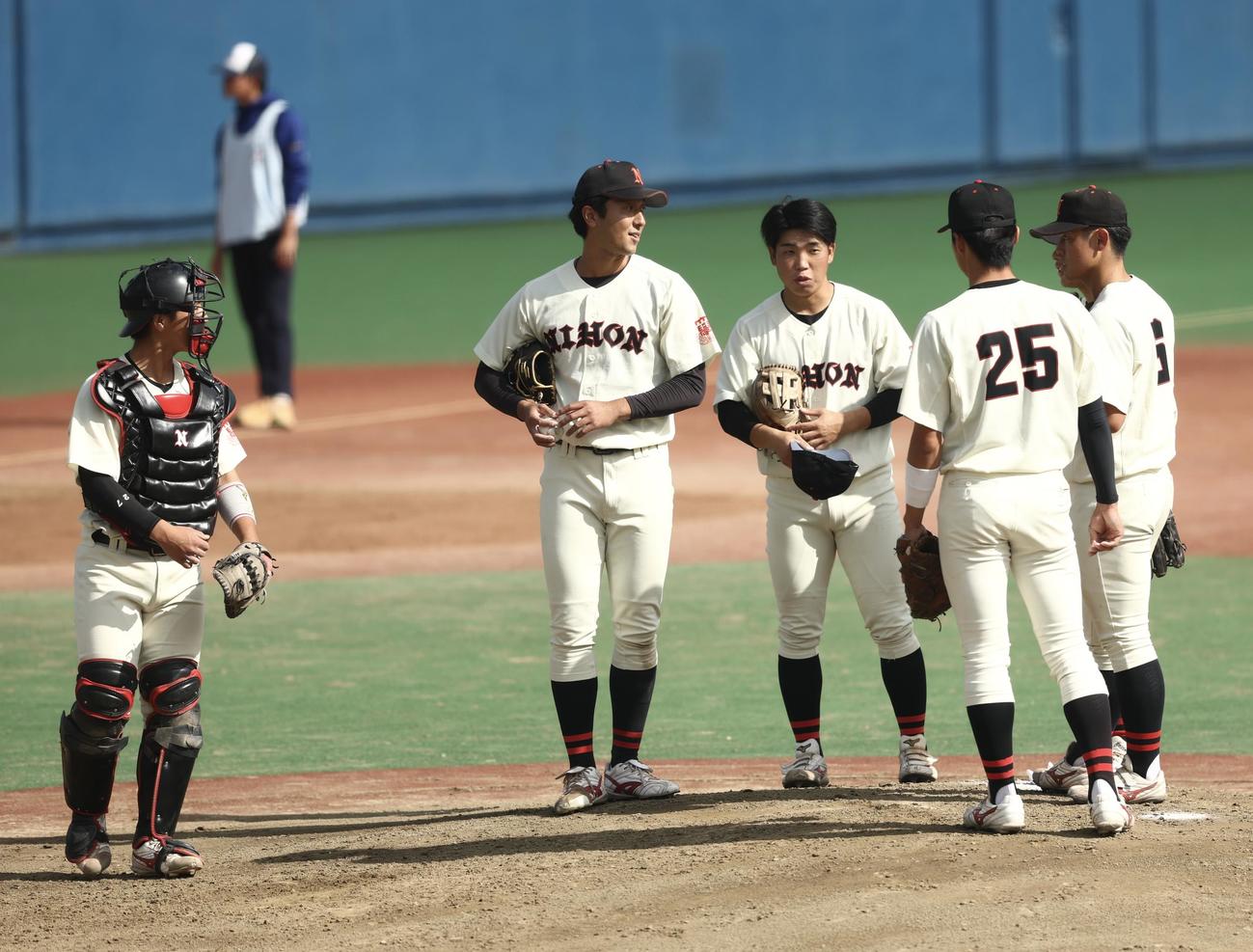 専大対日大　4回表、マウンドに集まる谷端（右）ら日大ナイン（撮影・河田真司）