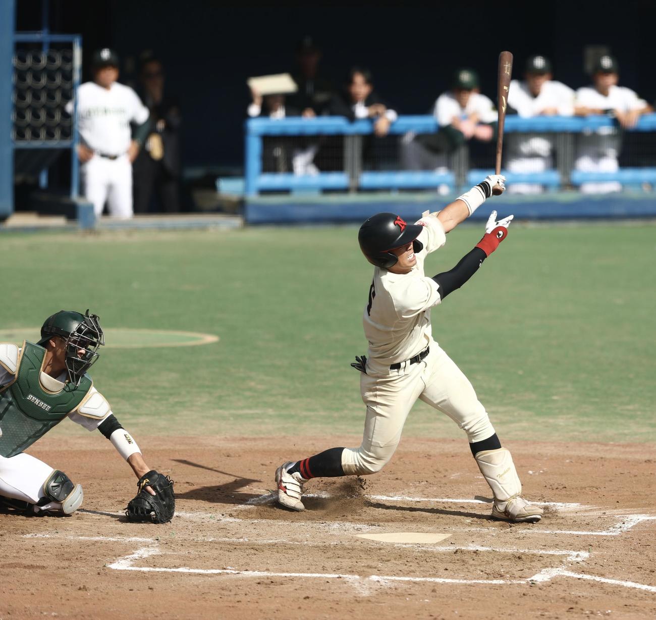 専大対日大　3回裏日大無死、空振り三振に倒れる谷端（撮影・河田真司）