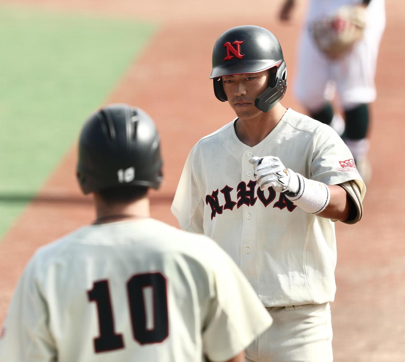 専大対日大　1回裏日大1死二塁、右前打を放ち出塁する谷端（撮影・河田真司）