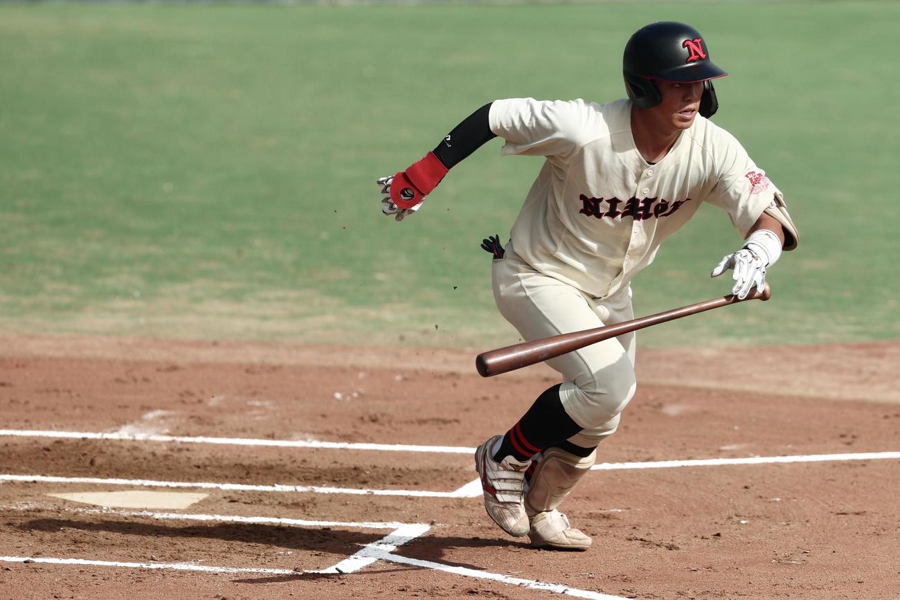 専大対日大　1回裏日大1死二塁、右前打を放つ谷端（撮影・河田真司）