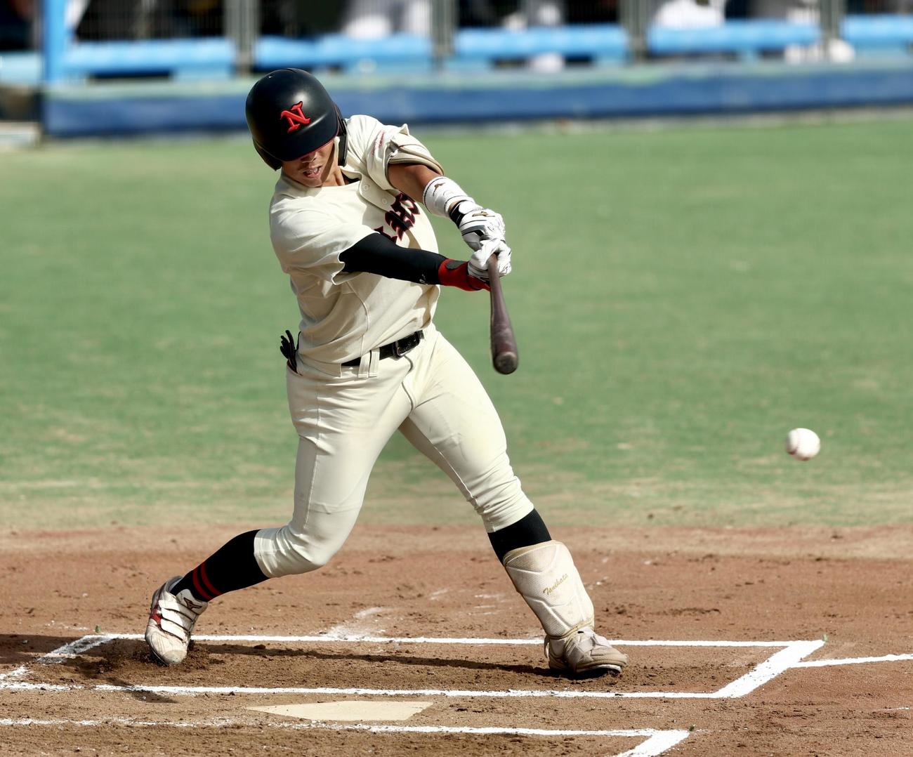 専大対日大　1回裏日大1死二塁、右前打を放つ谷端（撮影・河田真司）