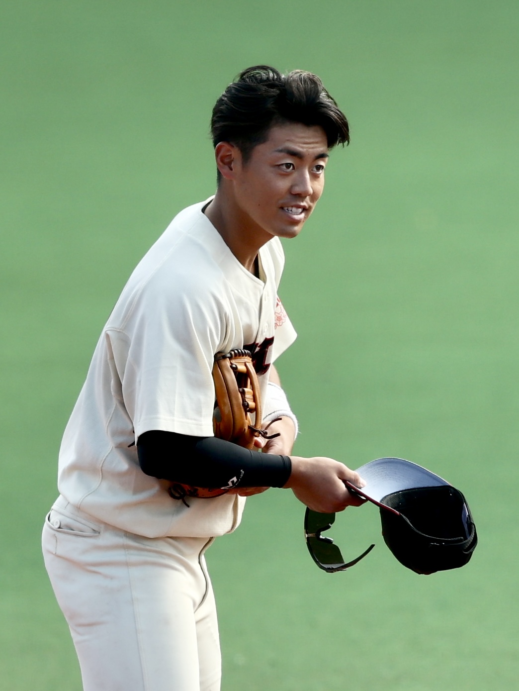 専大対日大　1回表、守備位置に入る日大・谷端（撮影・河田真司）