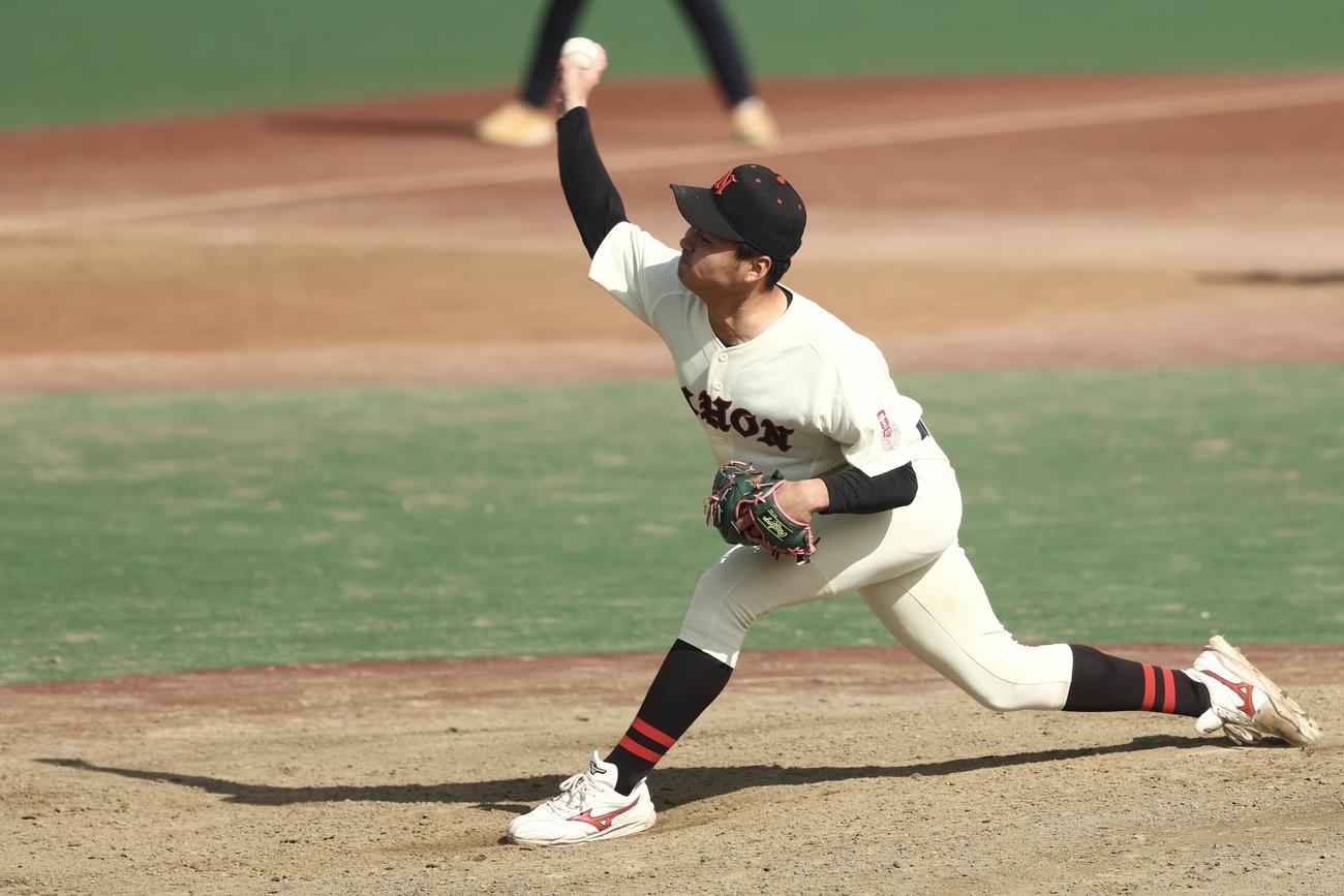 専大対日大　8回表、2番手で登板する榎谷（撮影・河田真司）