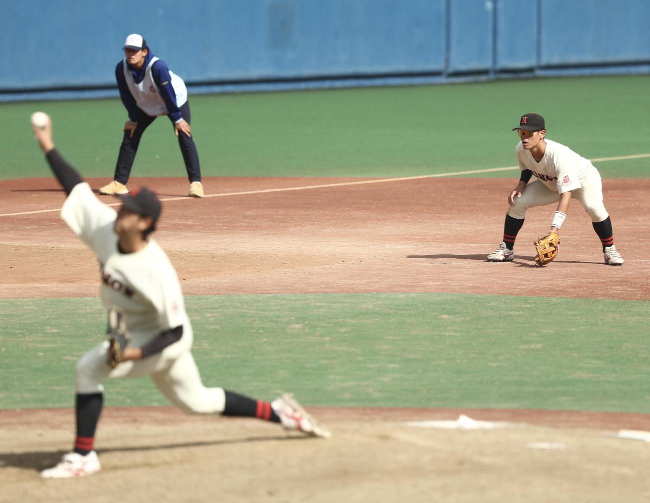 専大対日大　7回表、三塁守備に入る谷端（撮影・河田真司）