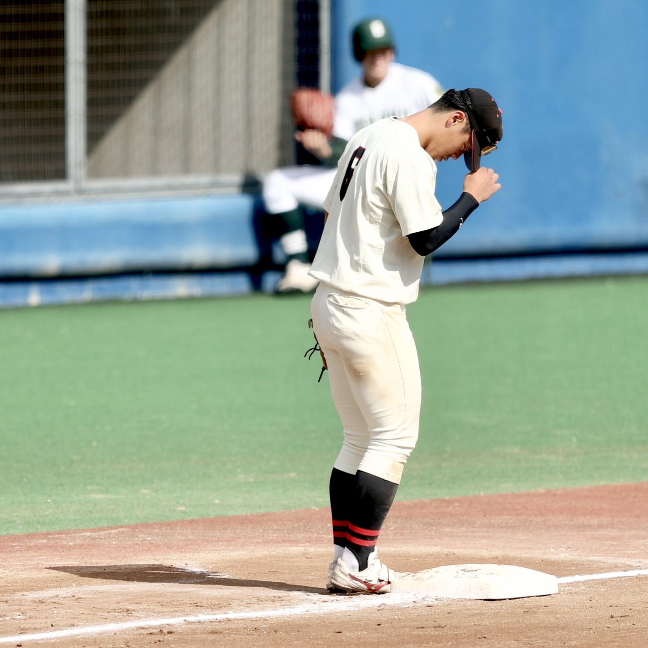 専大対日大　7回表、三塁守備に入る谷端（撮影・河田真司）