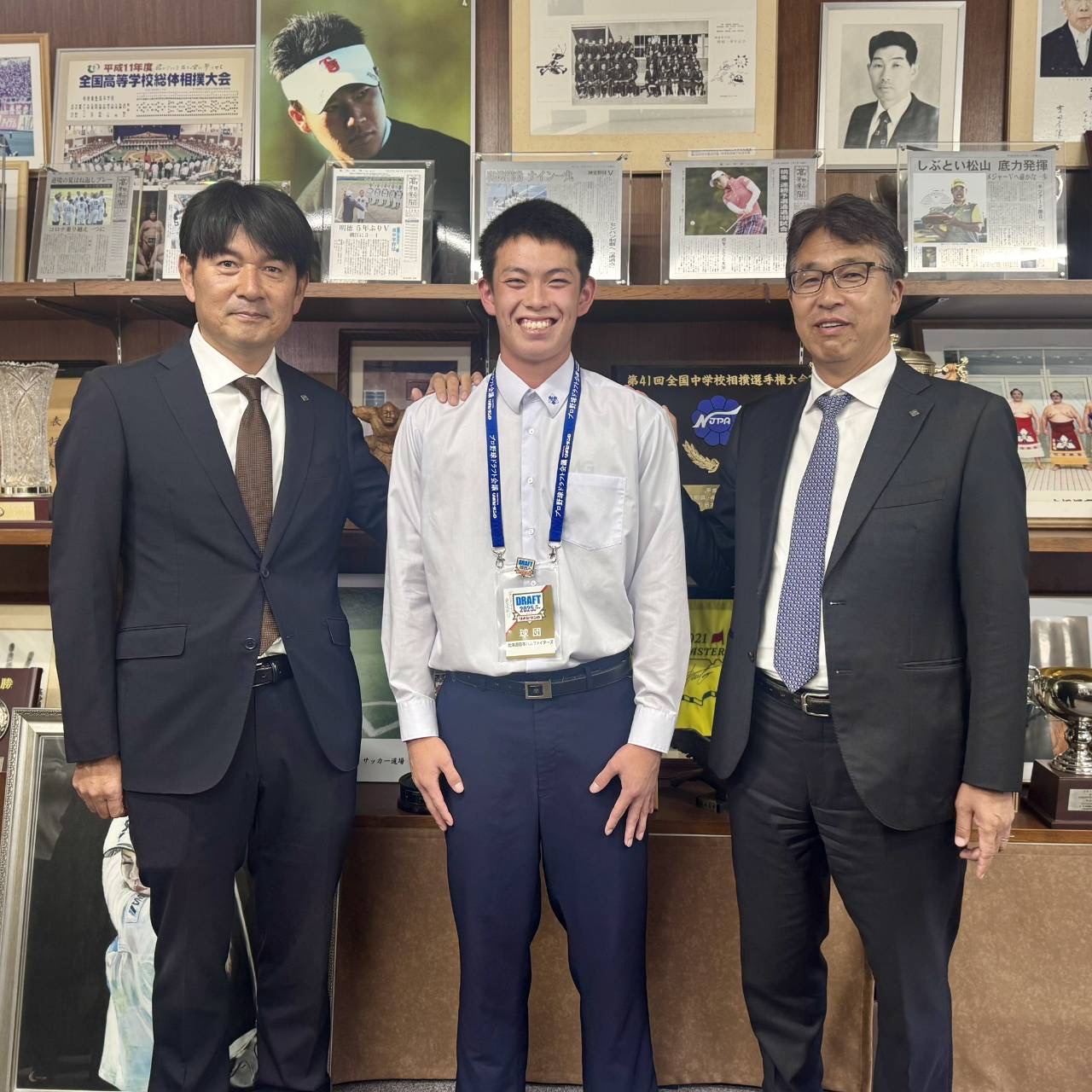大渕GM補佐兼スカウト部長（右）と加藤スカウト（左）から指名あいさつを受けた日本ハムのドラフト5位、藤森海斗捕手（球団提供）