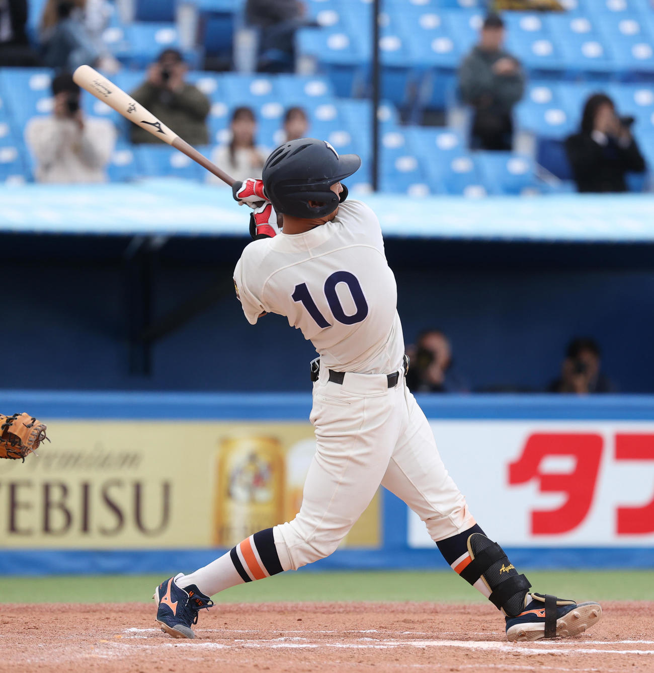 法大対東大　8回表法大無死一塁、松下は左越えに本塁打を放つ（撮影・柴田隆二）