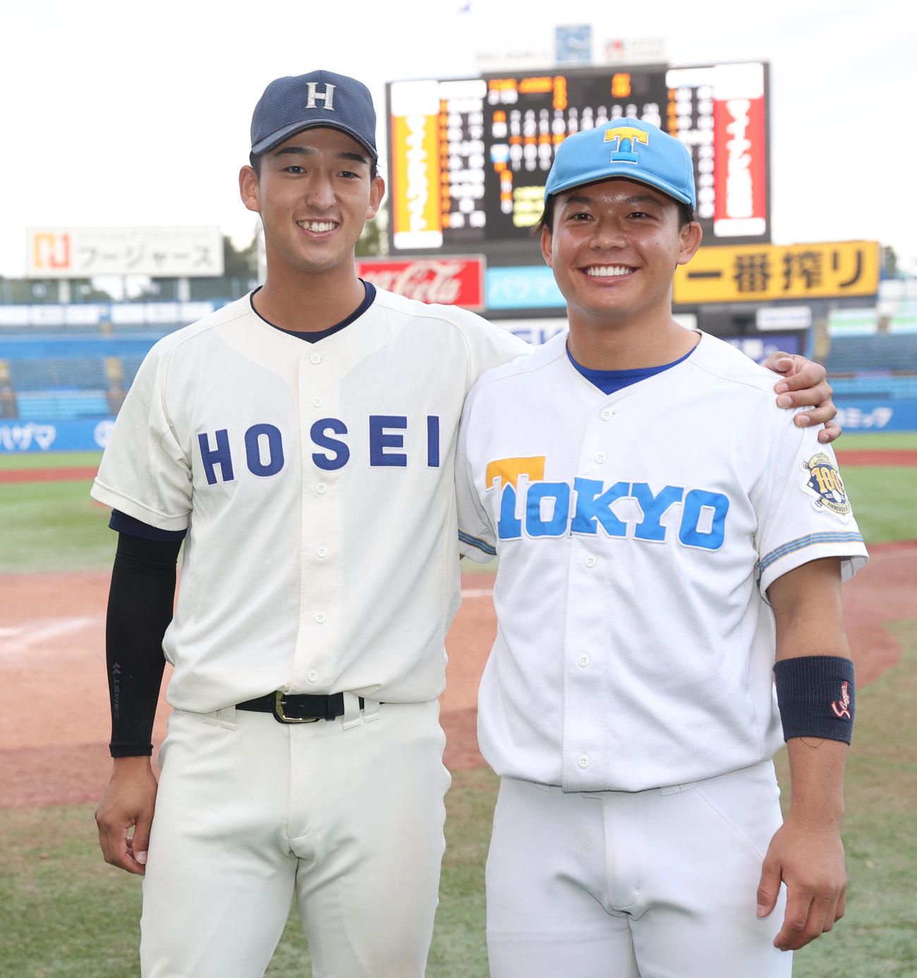 試合後、法大・松下主将（左）と東大・杉浦主将は記念撮影に納まる（撮影・柴田隆二）