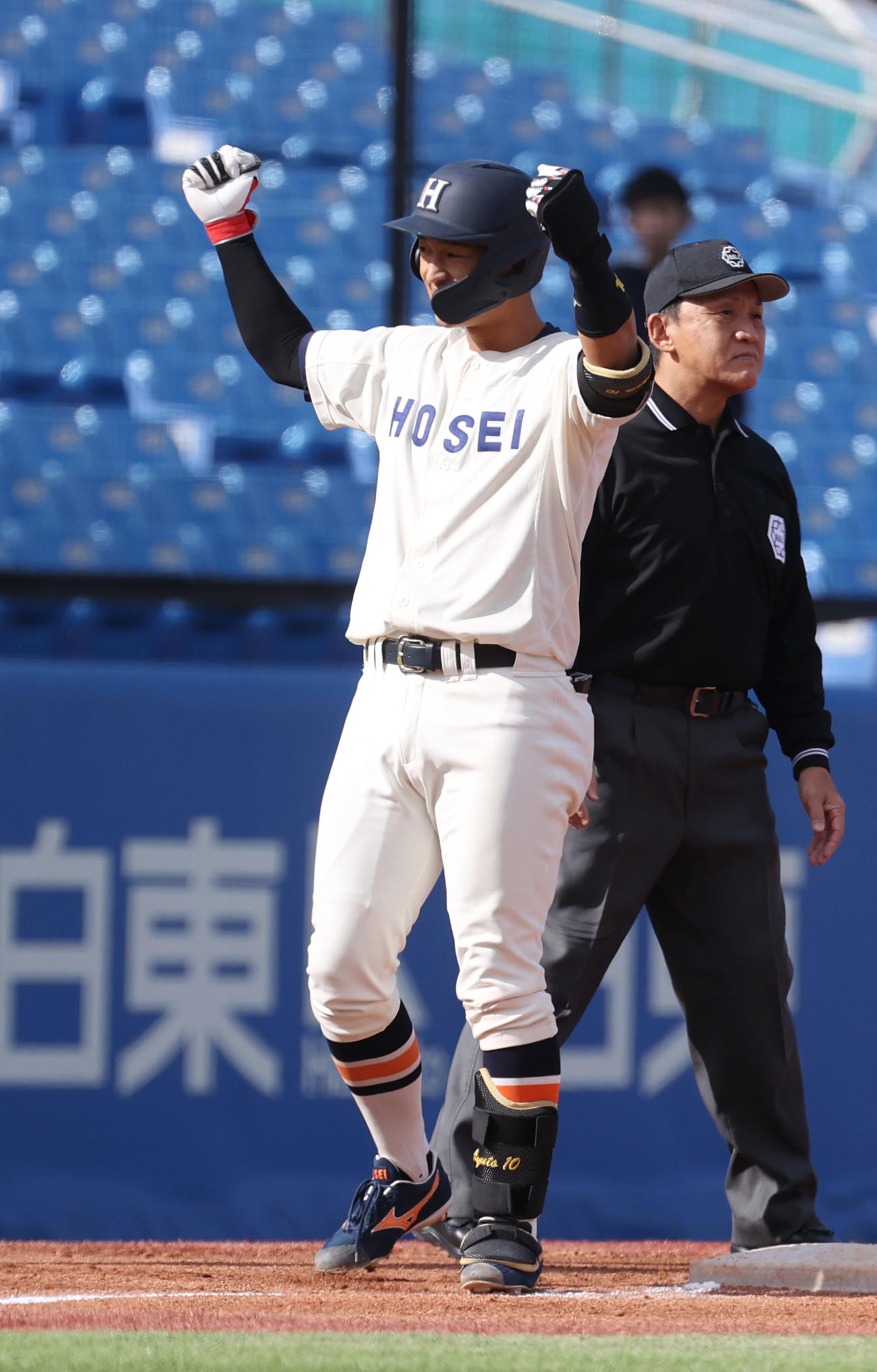 法大対東大　1回表法大1死三塁、松下は右翼線に適時三塁打を放ちガッツポーズする（撮影・柴田隆二）