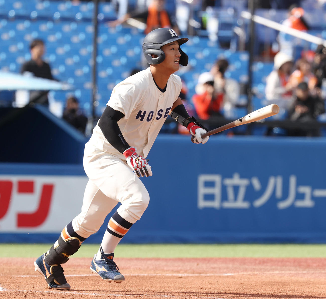 法大対東大　1回表法大1死三塁、松下は右翼線に適時三塁打を放つ（撮影・柴田隆二）