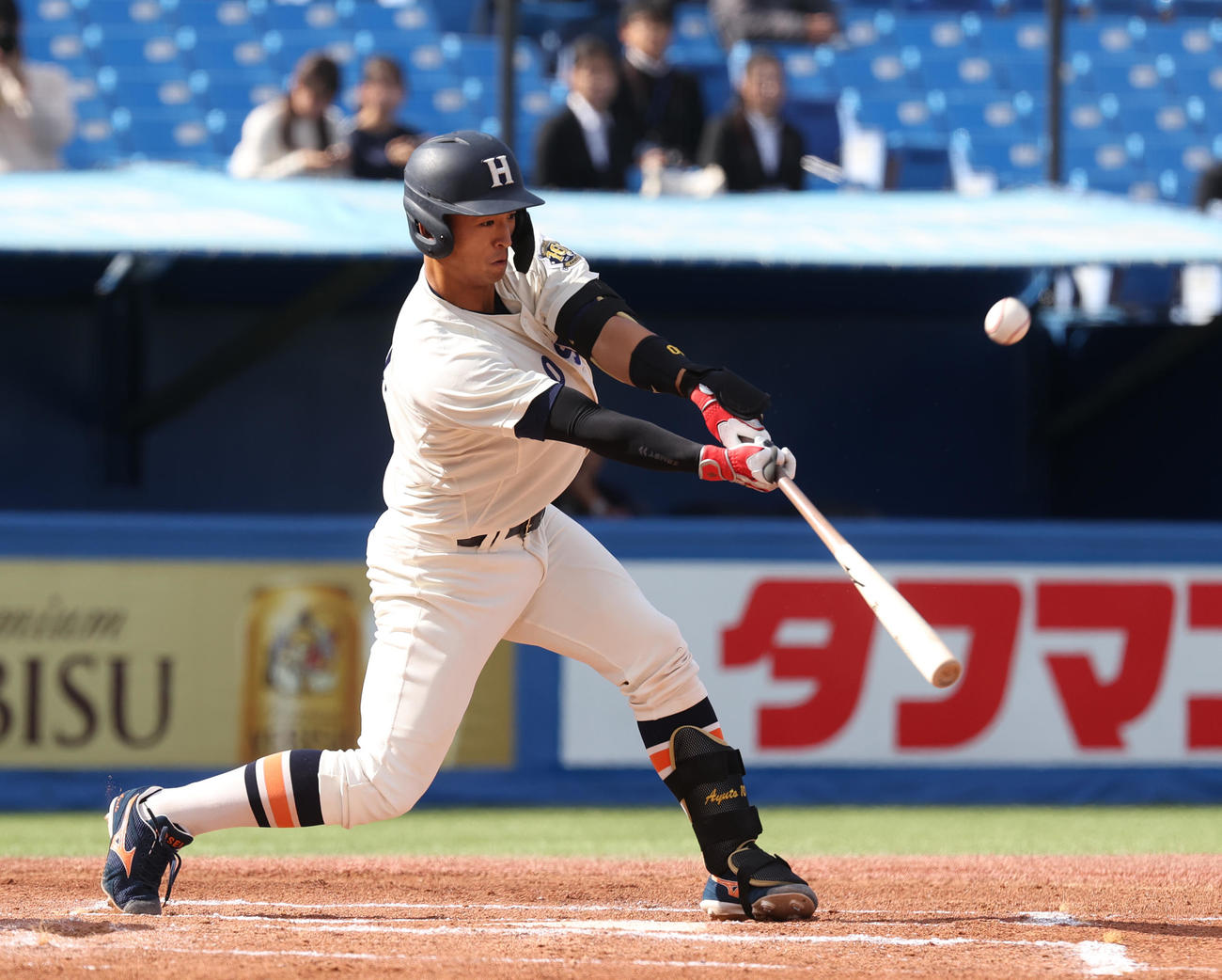法大対東大　1回表法大1死三塁、松下は右翼線に適時三塁打を放つ（撮影・柴田隆二）