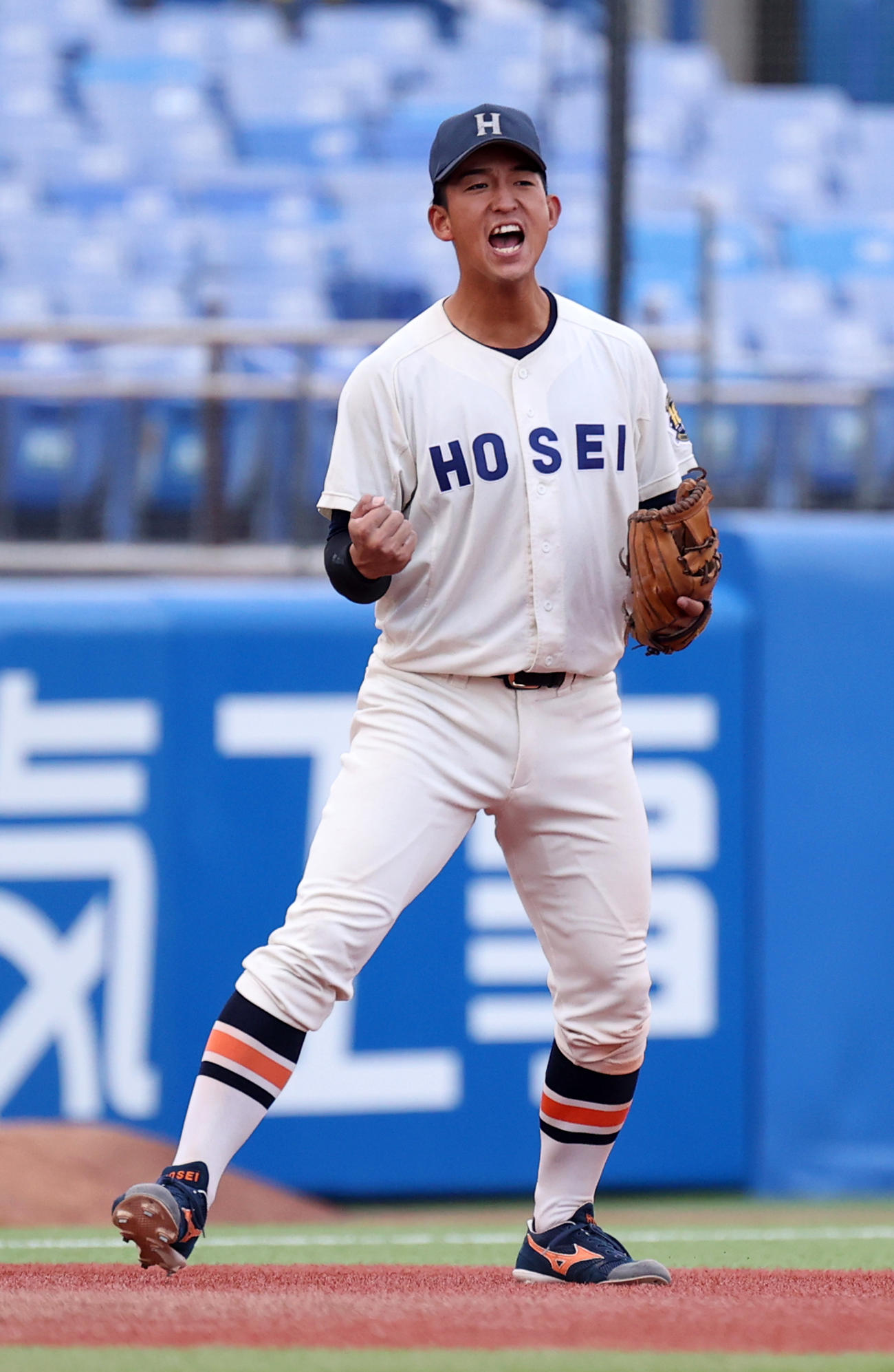 法大対東大　勝利しガッツポーズする法大・松下（撮影・柴田隆二）