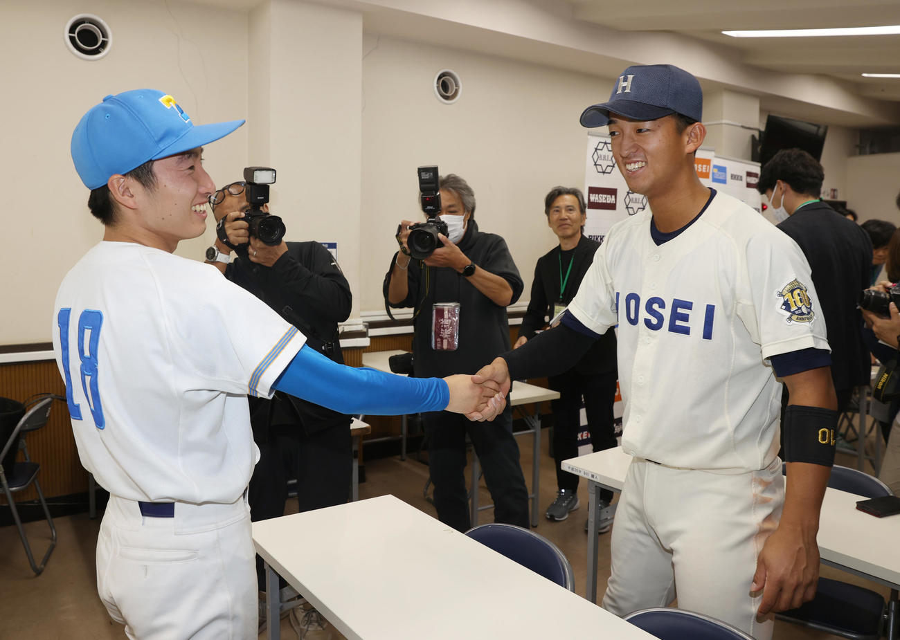 東大・渡辺（左）は法大・松下と握手する（撮影・柴田隆二）