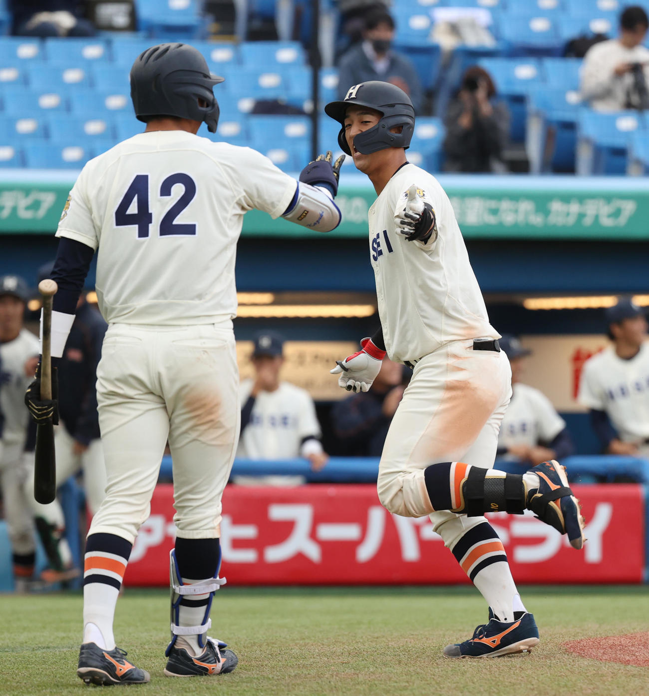 法大対東大　8回表法大無死一塁、松下（右）は左越えに本塁打を放ち井上和とハイタッチする（撮影・柴田隆二）