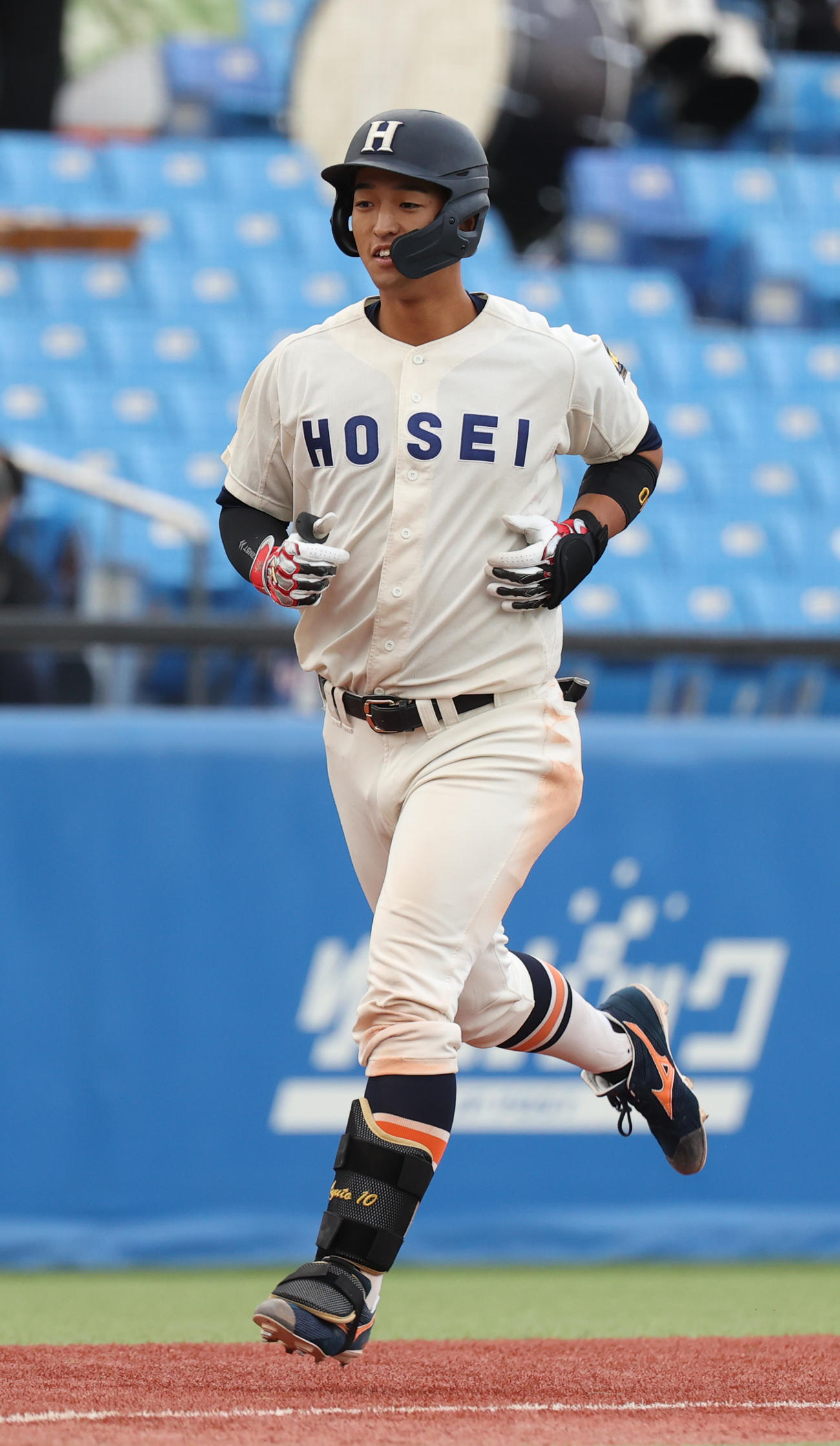 法大対東大　8回表法大無死一塁、松下は左越えに本塁打を放ち生還する（撮影・柴田隆二）