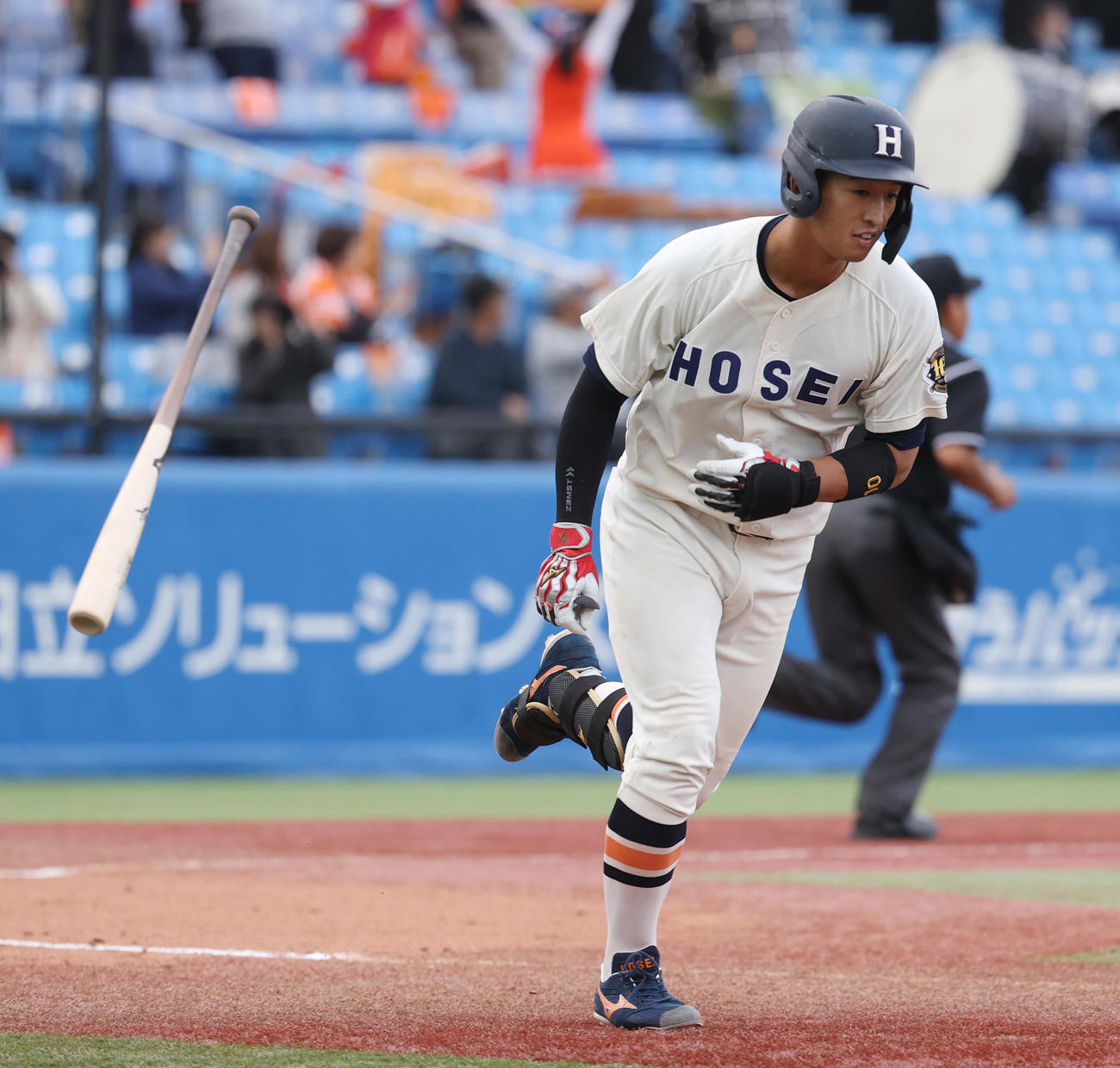 法大対東大　8回表法大無死一塁、松下は左越えに本塁打を放つ（撮影・柴田隆二）