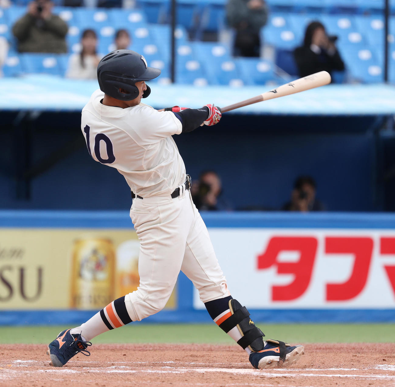 法大対東大　8回表法大無死一塁、松下は左越えに本塁打を放つ（撮影・柴田隆二）