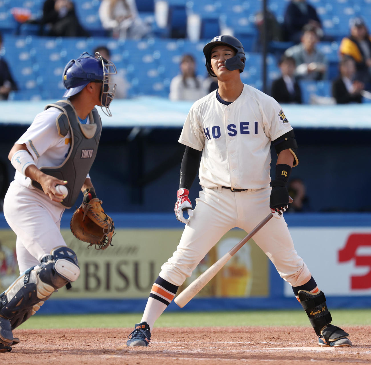 法大対東大　4回表法大2死一、三塁、松下は見逃し三振に倒れる。東大・明石捕手（撮影・柴田隆二）