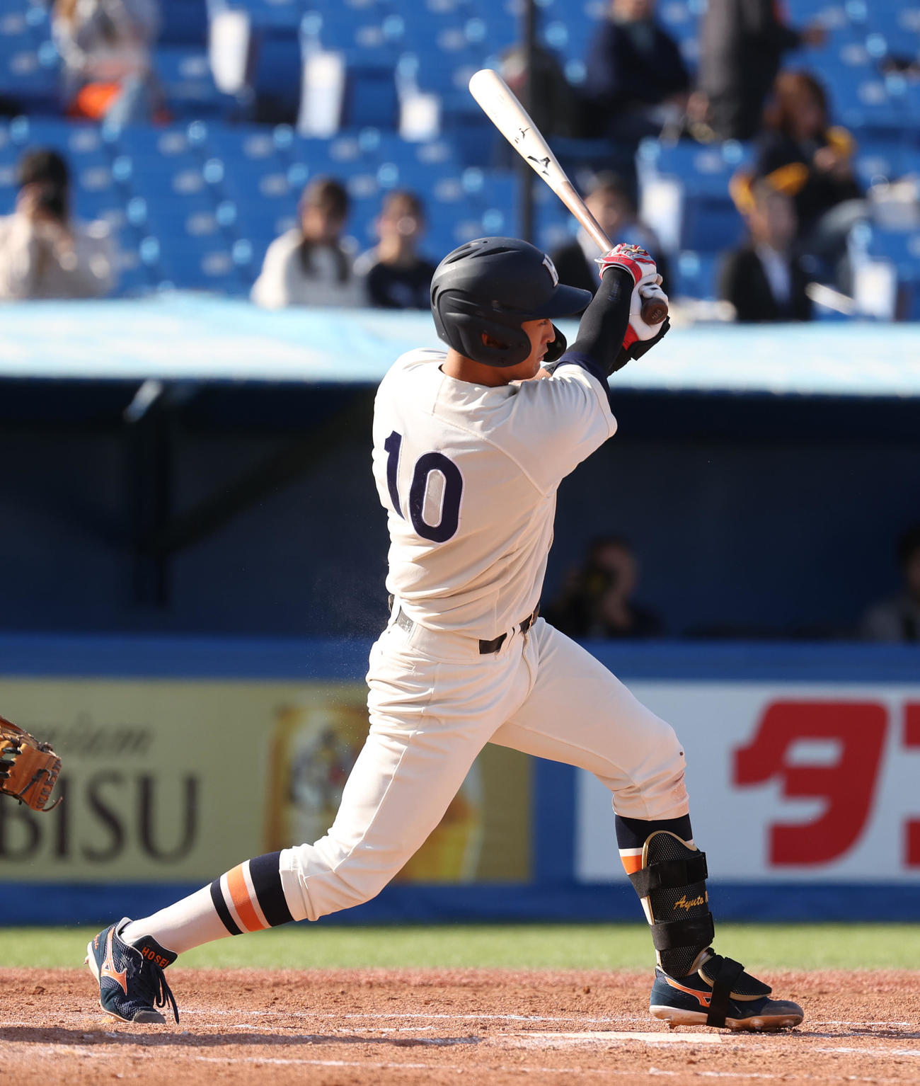 法大対東大　3回表法大無死、松下は遊撃内野安打を放つ（撮影・柴田隆二）