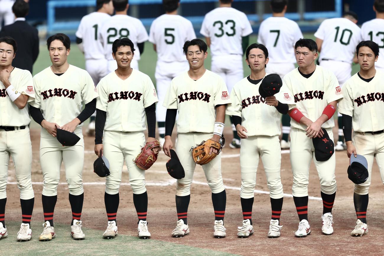 専大対日大　専大に勝利しあいさつする谷端（中央）ら日大ナイン（撮影・河田真司）