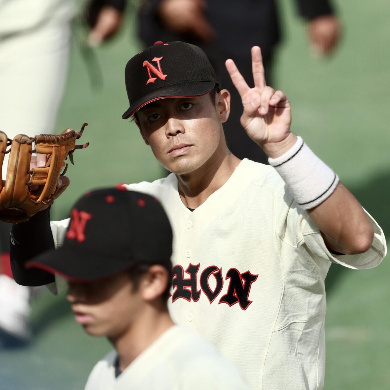 専大対日大　専大に勝利し、観客席にVサインする日大・谷端（撮影・河田真司）