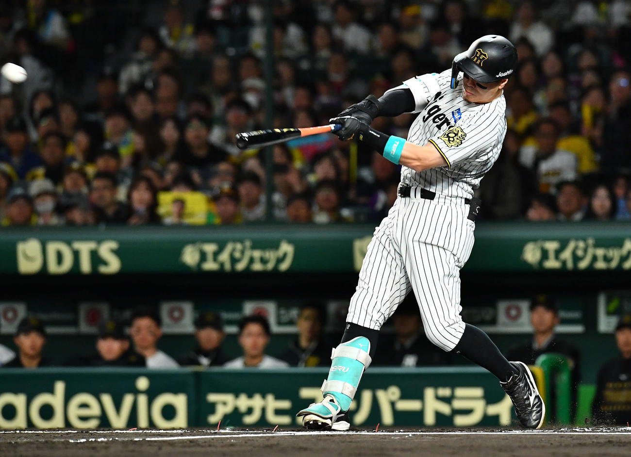 阪神対ソフトバンク　1回裏阪神2死一塁、佐藤輝は先制の適時右二塁打を放つ（撮影・岩下翔太）