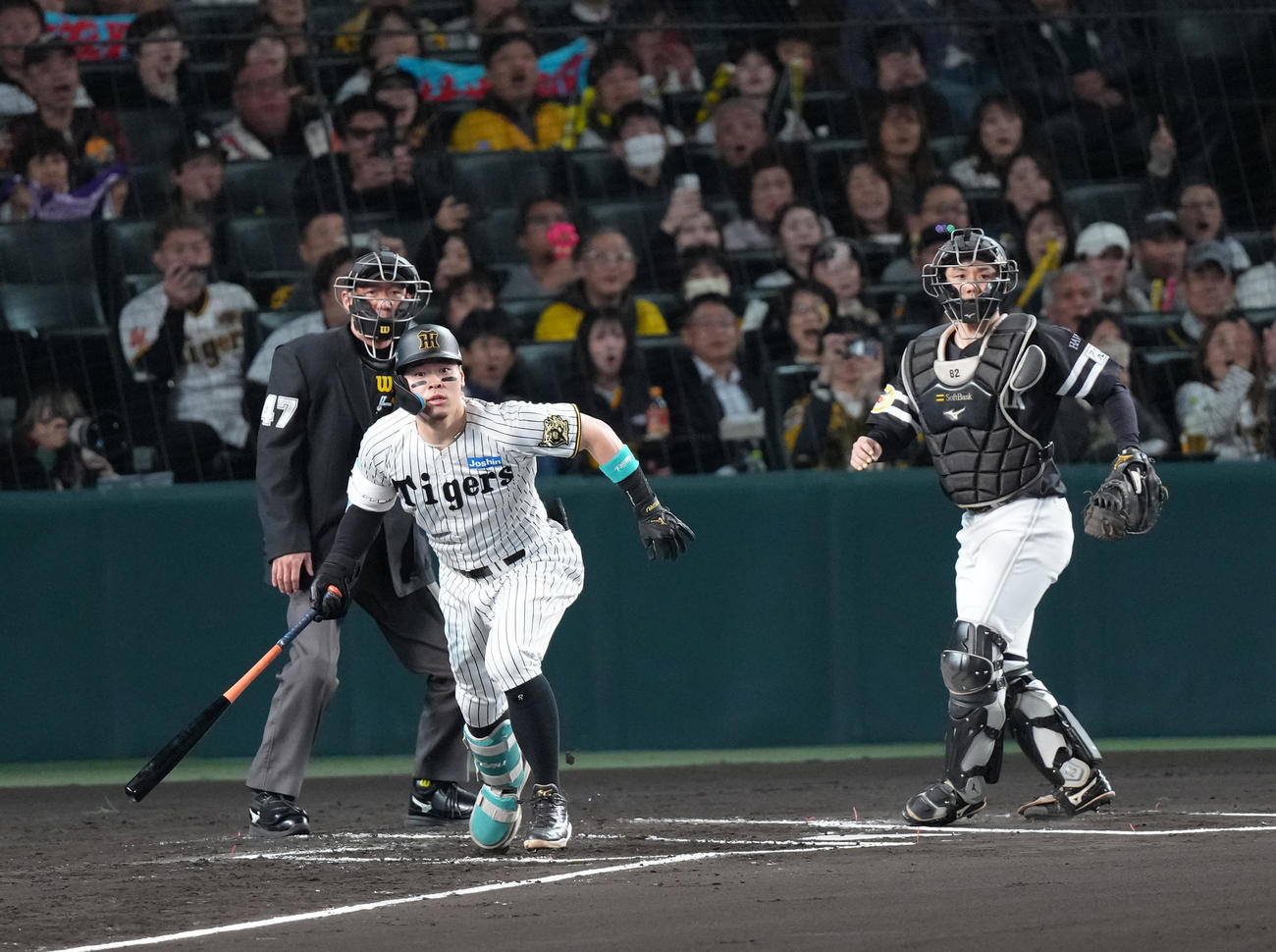 阪神対ソフトバンク　1回裏阪神2死一塁、佐藤輝は先制適時二塁打を放つ（撮影・足立雅史）