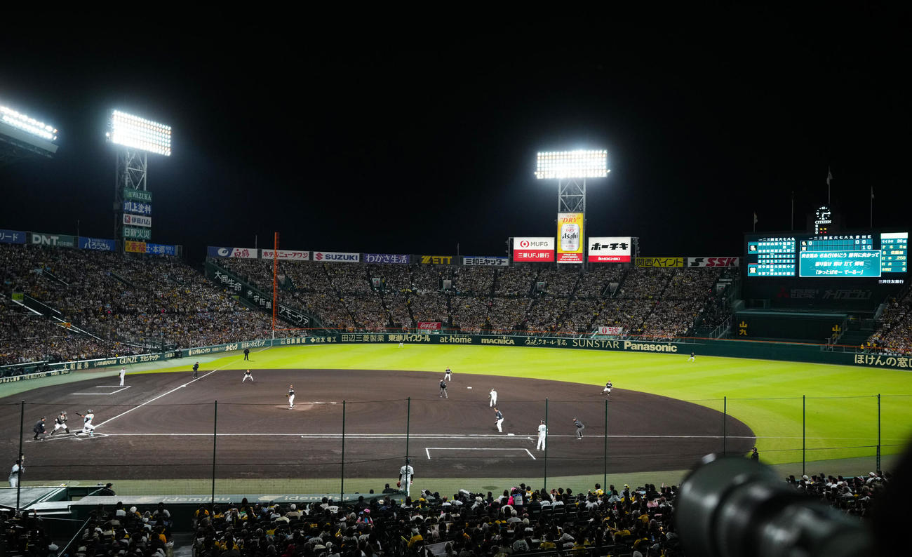 阪神対ソフトバンク　1回裏阪神2死一塁、先制適時二塁打を放つ佐藤輝。投手モイネロ（撮影・江口和貴）